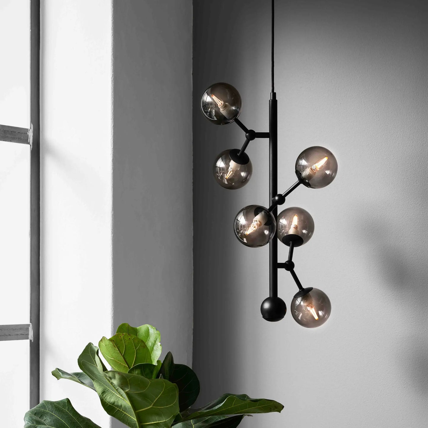 Halo Design Atom Taklampa Vertikal, Smoke/Svart