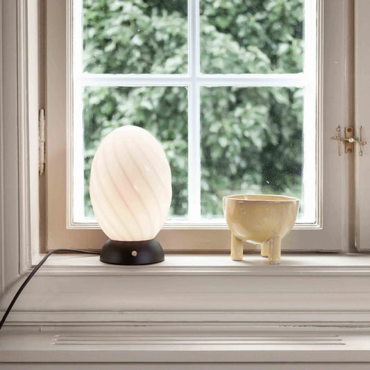 Halo Design Twist Bordslampa Egg Ø15 cm, Opal/Svart