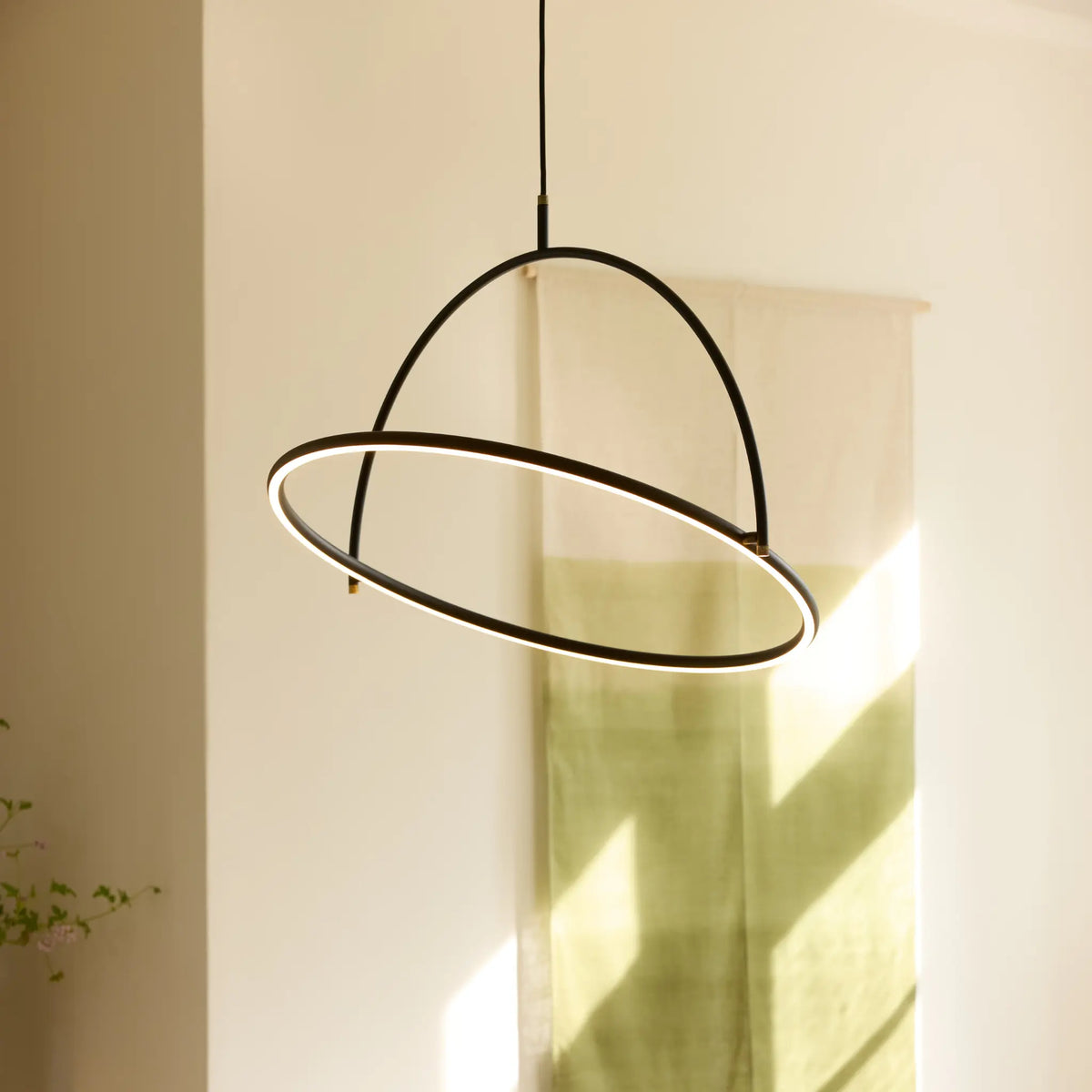 Halo Design Tilt Ljuskrona Ø60 cm 3-Stegs, Black