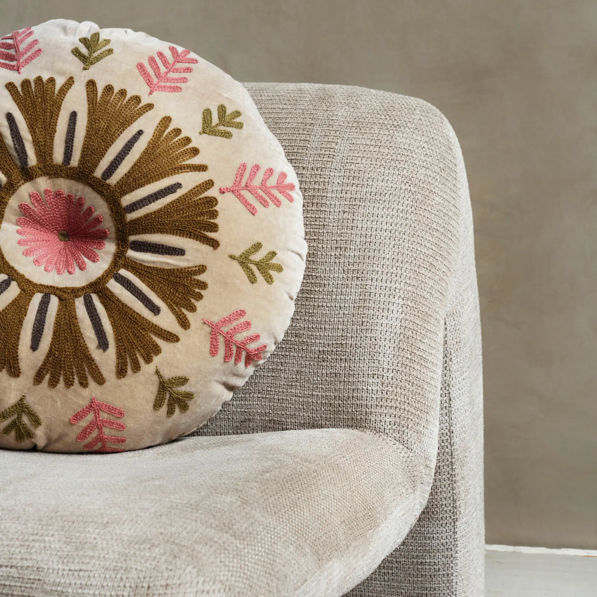 Madam Stoltz Suzani Kudde Broderad 2-Pack Ø50 cm, Beige/Grön/Rosa