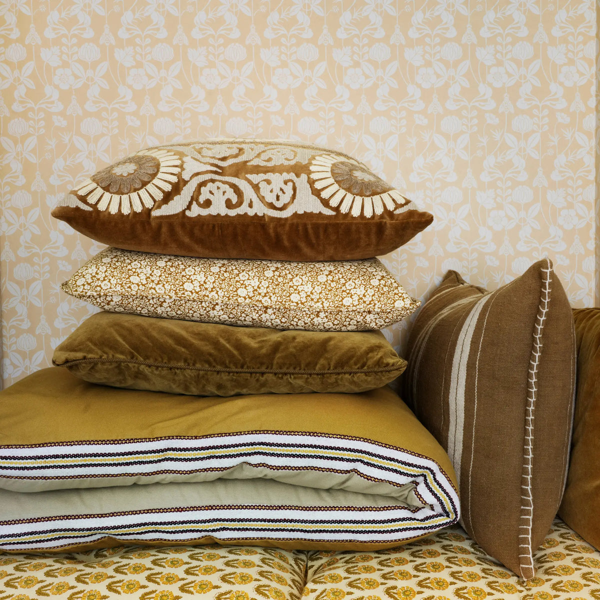 Madam Stoltz Suzani Kuddfodral Broderat 2-Pack 50x50 cm, Karamell/Offwhite
