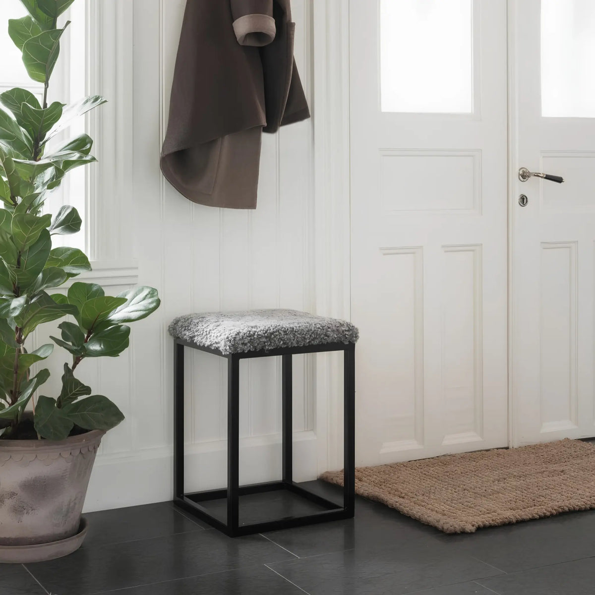 Skinnwille Palle Pall S Curly 35x35x50 cm, Silvergrey/Black