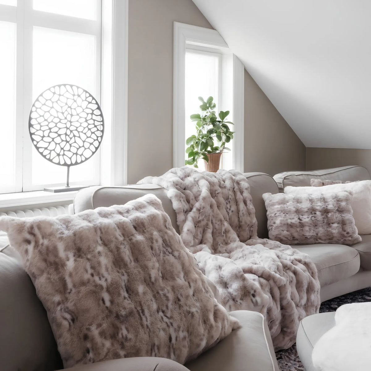Skinnwille Nika PrydnadskuddexL 65x65 cm, Snöleopard