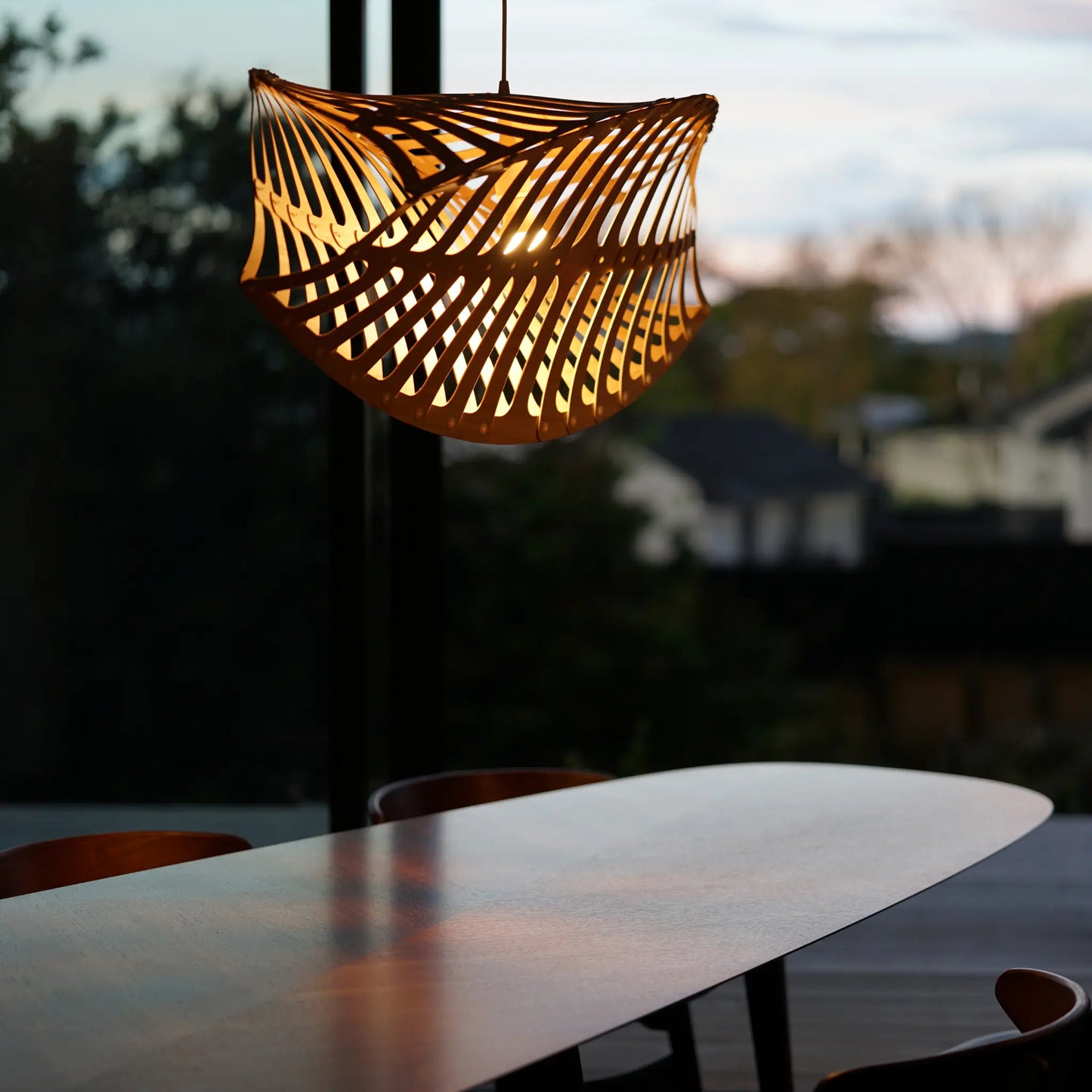 David Trubridge Toru Medium Taklampa 110 cm, Svart