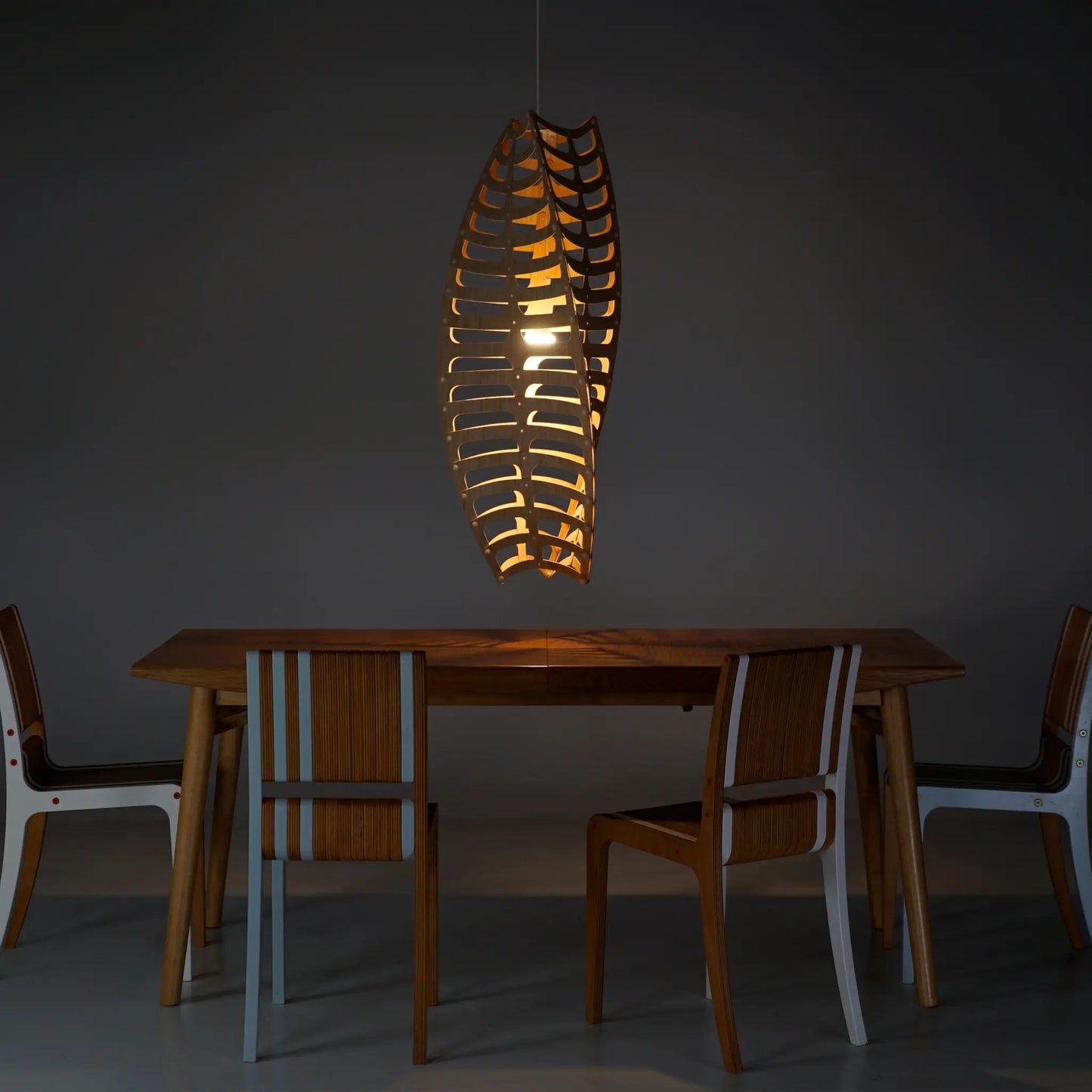 David Trubridge Toru Medium Taklampa 110 cm, Svart