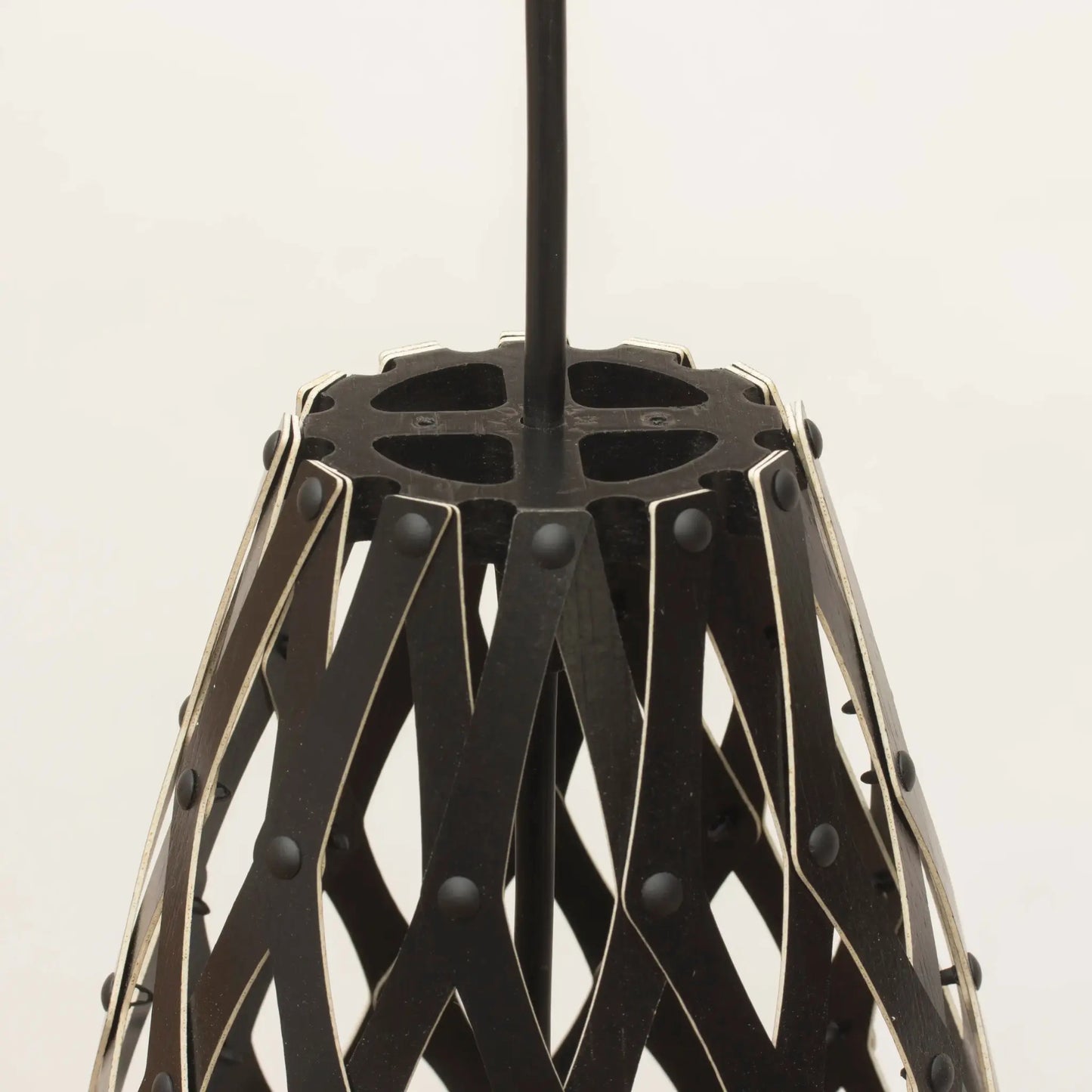 David Trubridge Hinaki Taklampa 90 cm, Svart